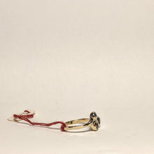 Load image into Gallery viewer, Natural untreated Blue Sapphire ring./ 18k white gold