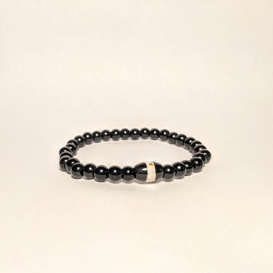 Onyx bracelet with One Medicine stone